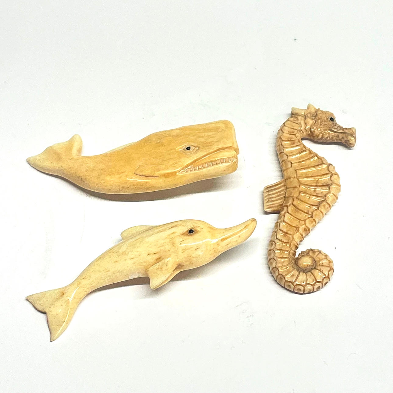 ARTÍCULOS DE HUESO TALLADO.