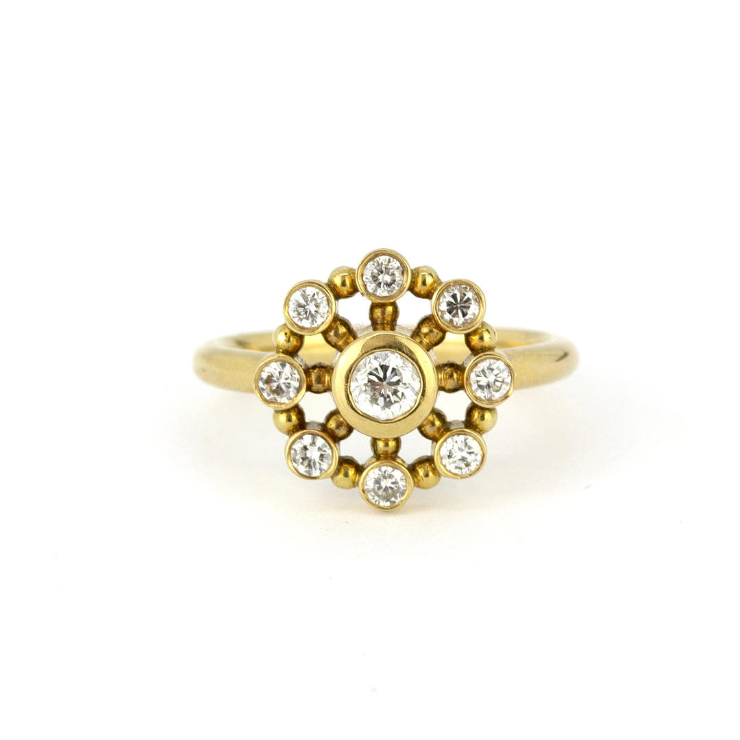 18CT GOLD 0.60CT DIAMOND CLUSTER RING.
