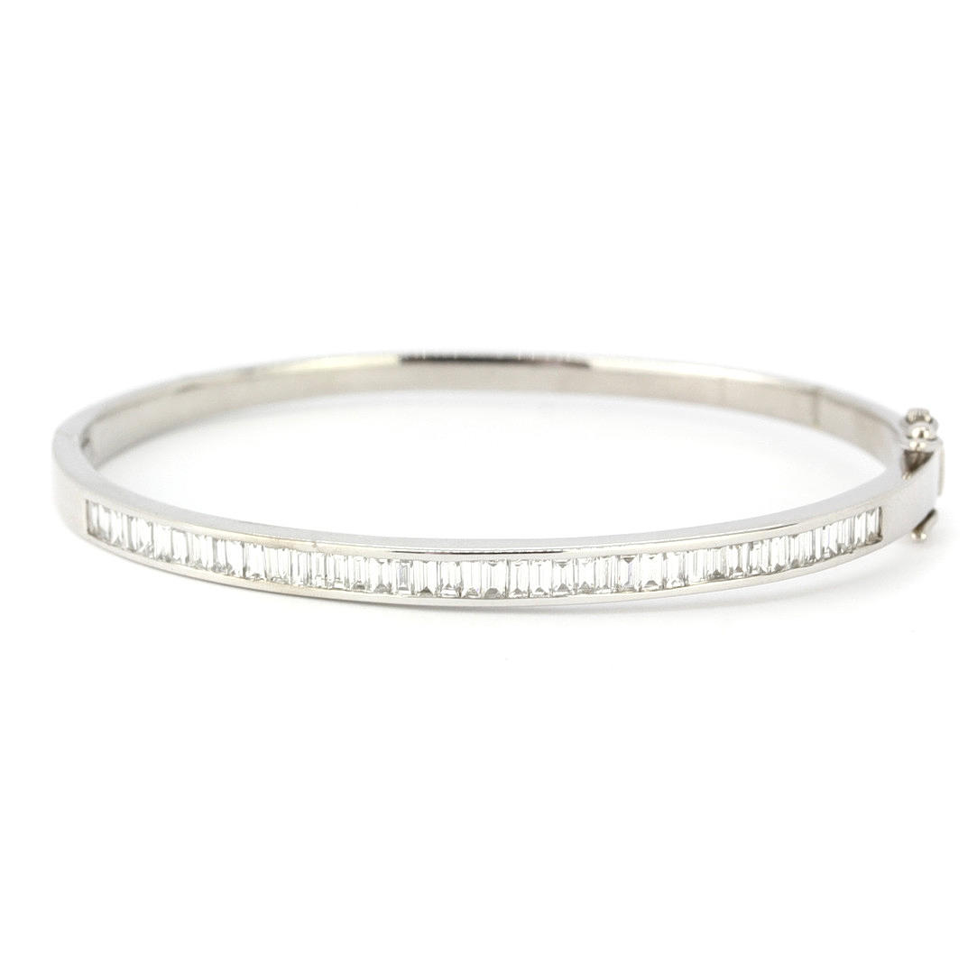 3.2CT BAGUETTE DIAMOND BANGLE.