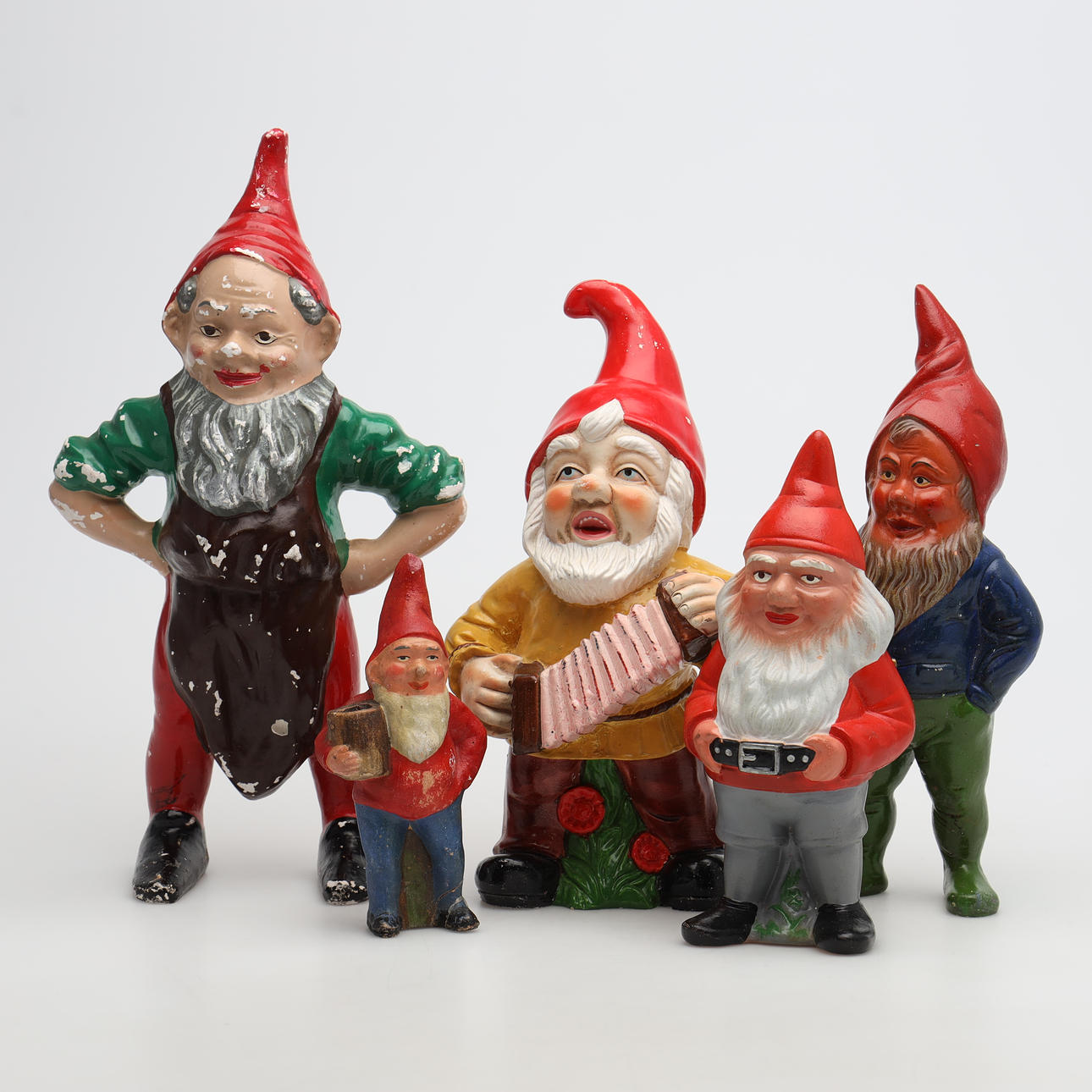 5 kpl keraamisia tonttuja.