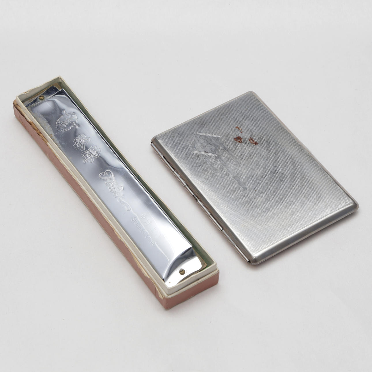 HARMONIKA- UND ZIGARETTENETUI, Metall. .