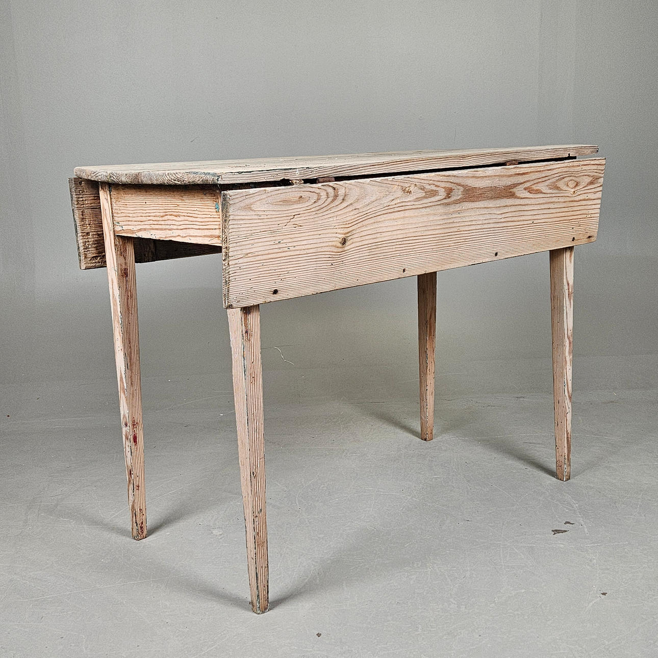 A folding table, first half of the 20th century.