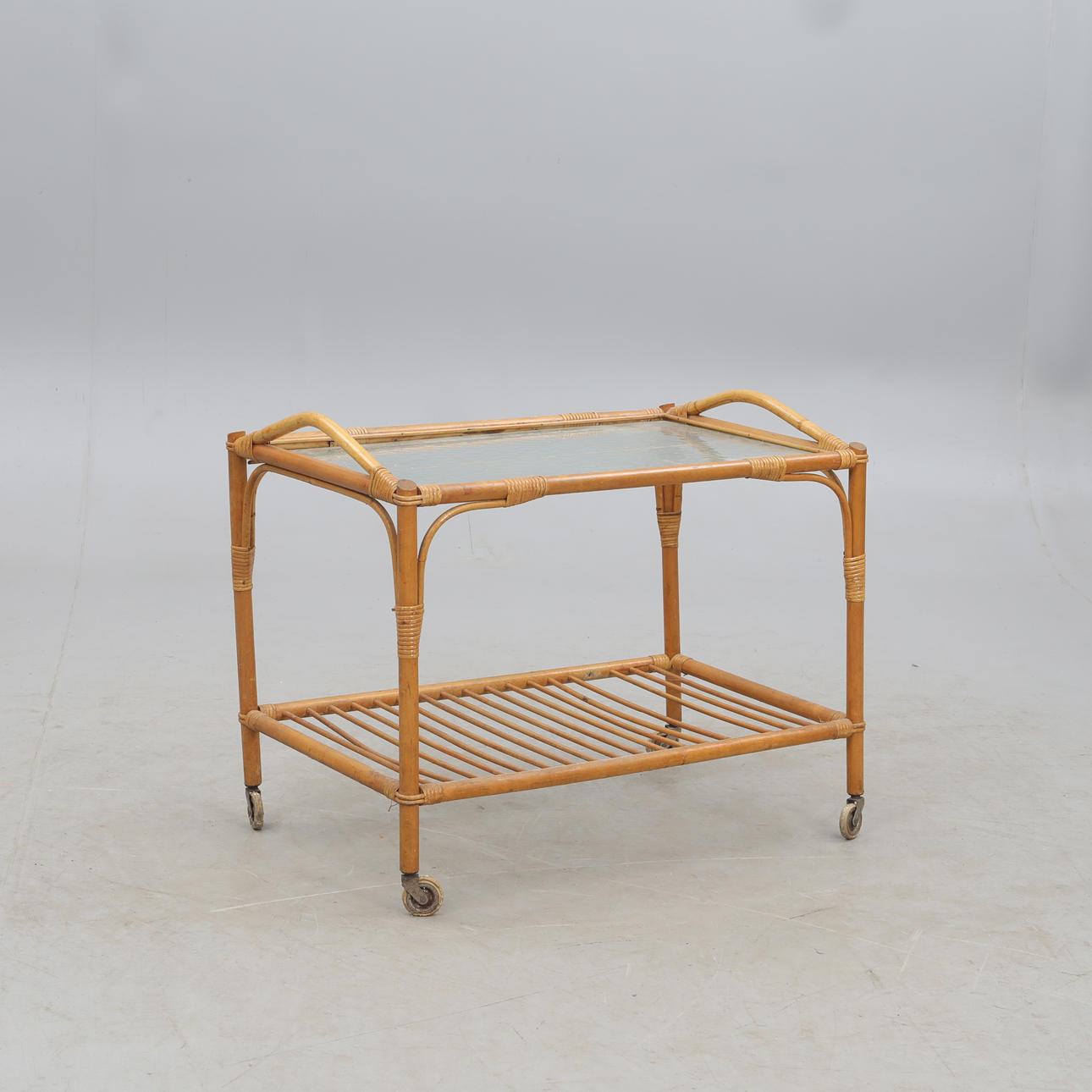 TARJOILUVAUNU, bambu-/lasitoppi, pyörät.