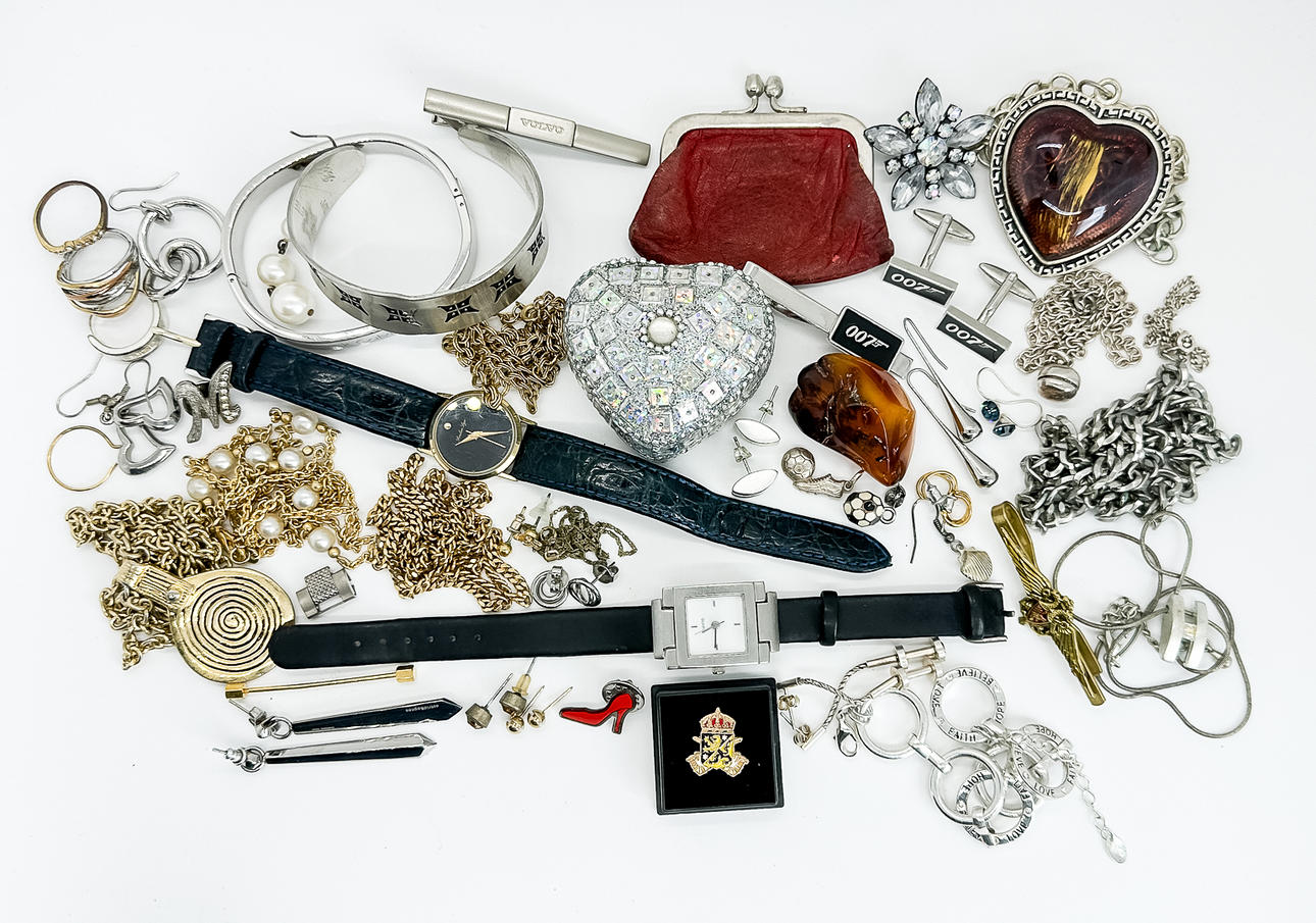 BIJOUTERIER, parti om ca 560 gram.