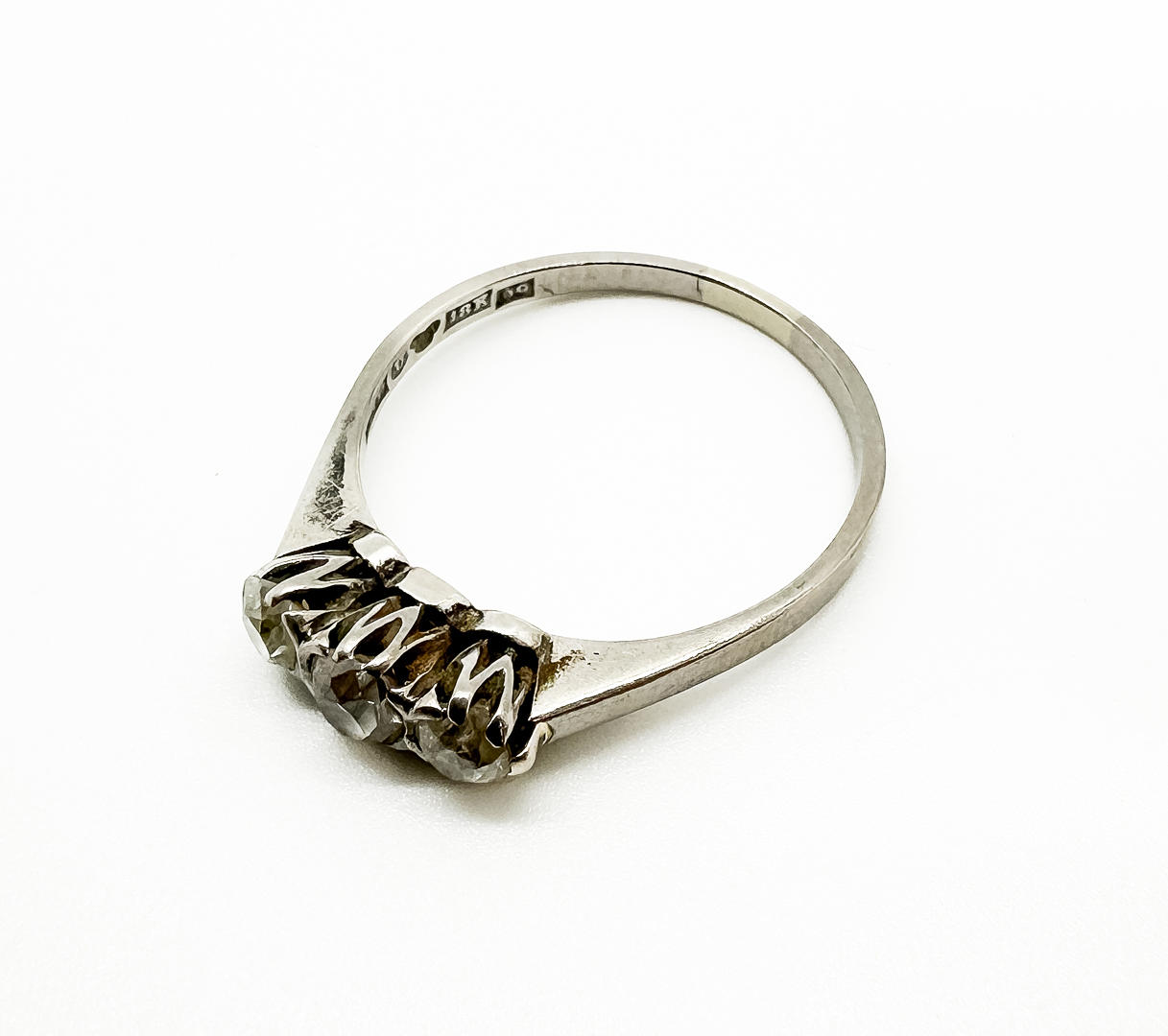 RING, 18k white gold, 3 diamonds O9.