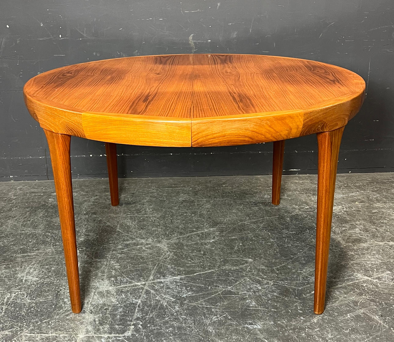 JØRGEN LINDE. FAARUP MØBELFABRIK DINING TABLE.