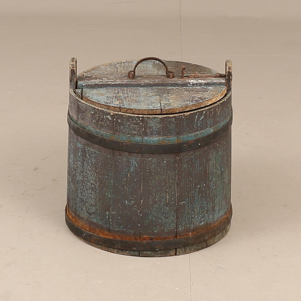 A 19th century log-pot with lid.