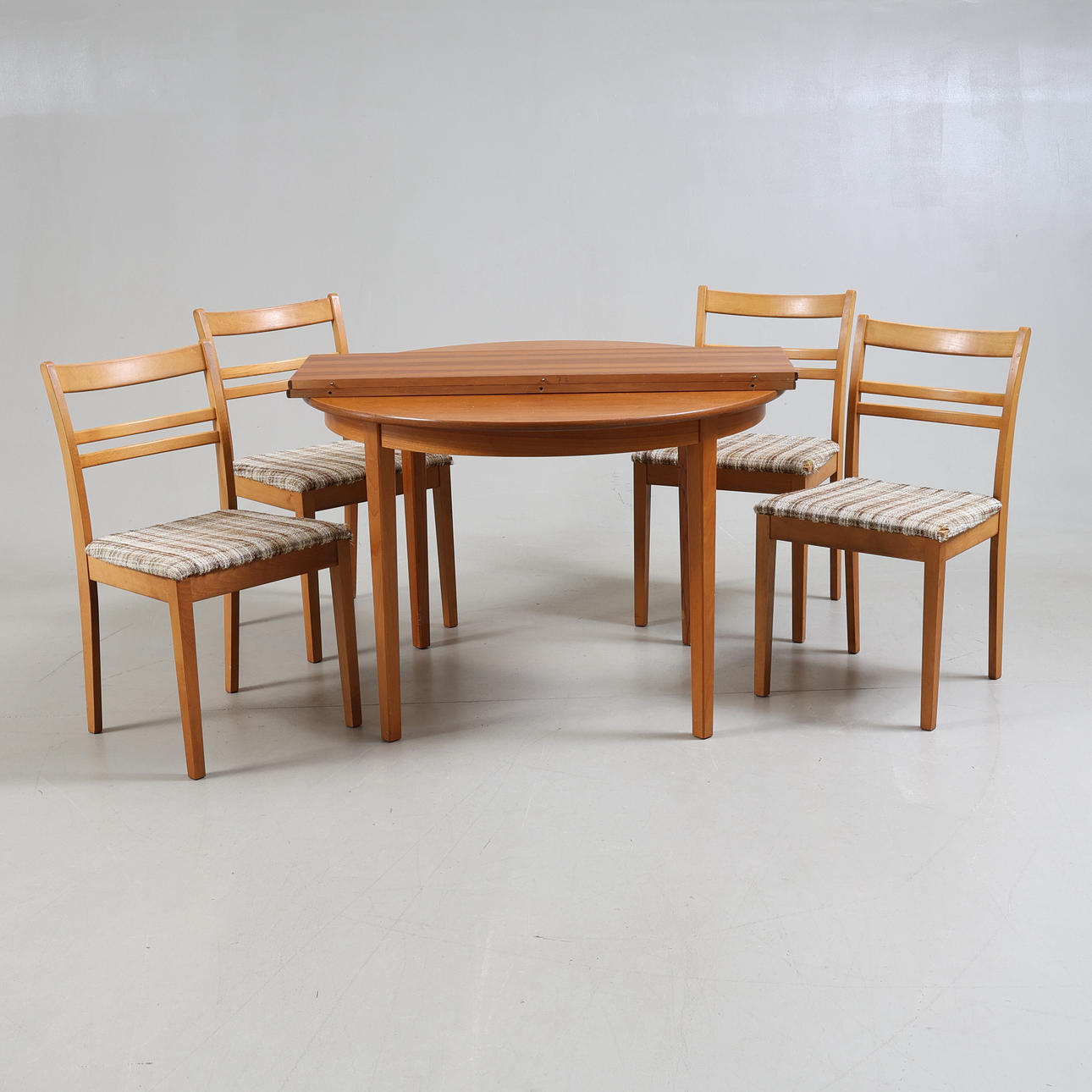A 5-piece dining group, 20th century.