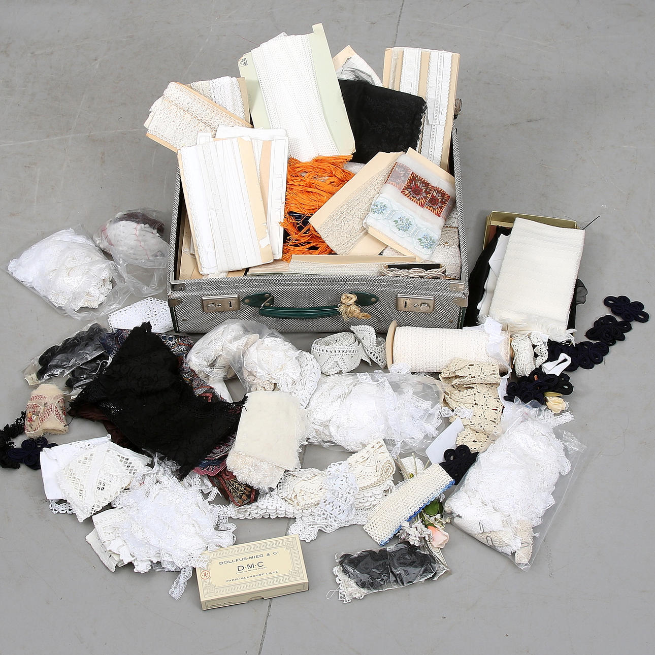 SPETSAR, KANTBAND och APPLIKATIONER, från sömmerskeateljé verksam på 1940-70-talet.