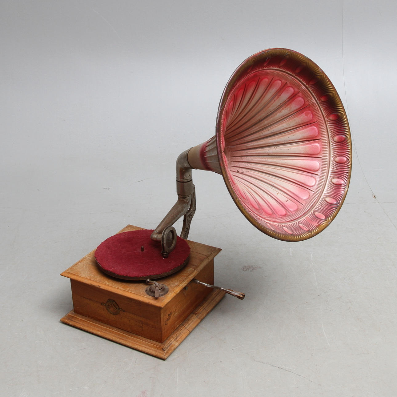 TRATTGRAMMOFON, med vev, 1900-tal.