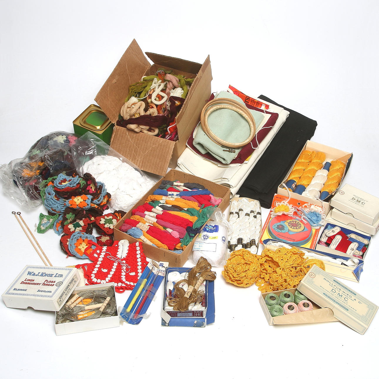 VIRK- OCH BRODERIGARN MED TILLBEHÖR, från sömmerskeateljé verksam på 1940-70-talet.