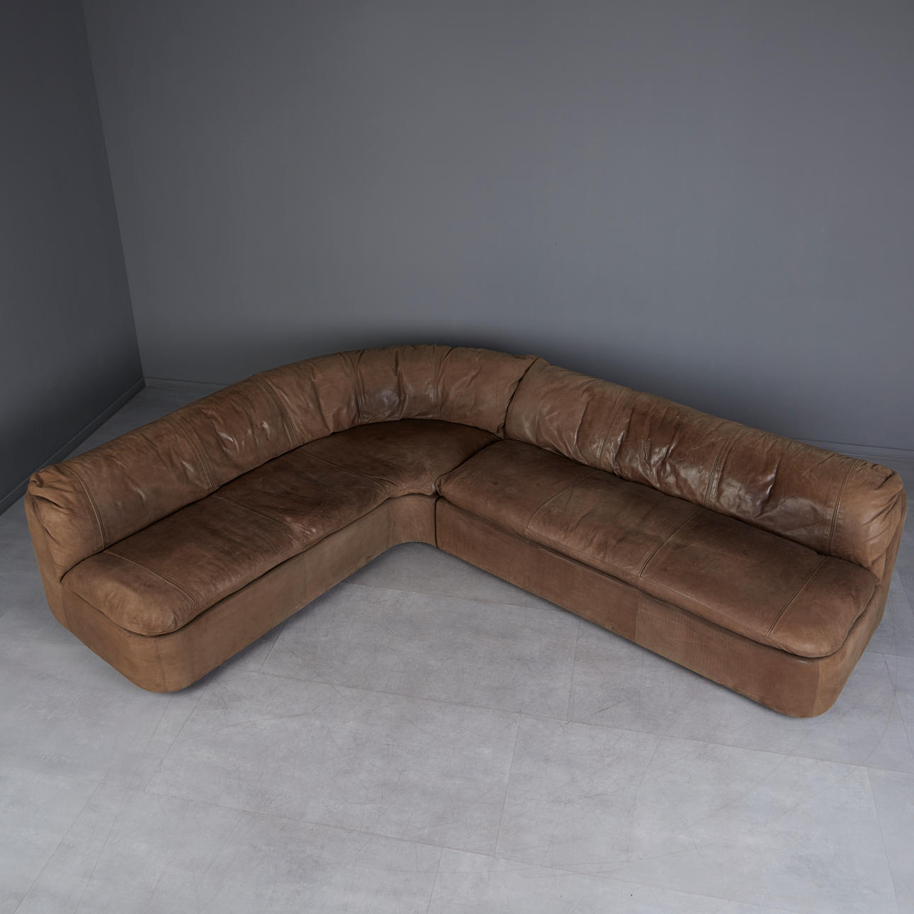 HANS KAUFELD. Two-piece corner couch/modular sofa, leather, 1970s (2).