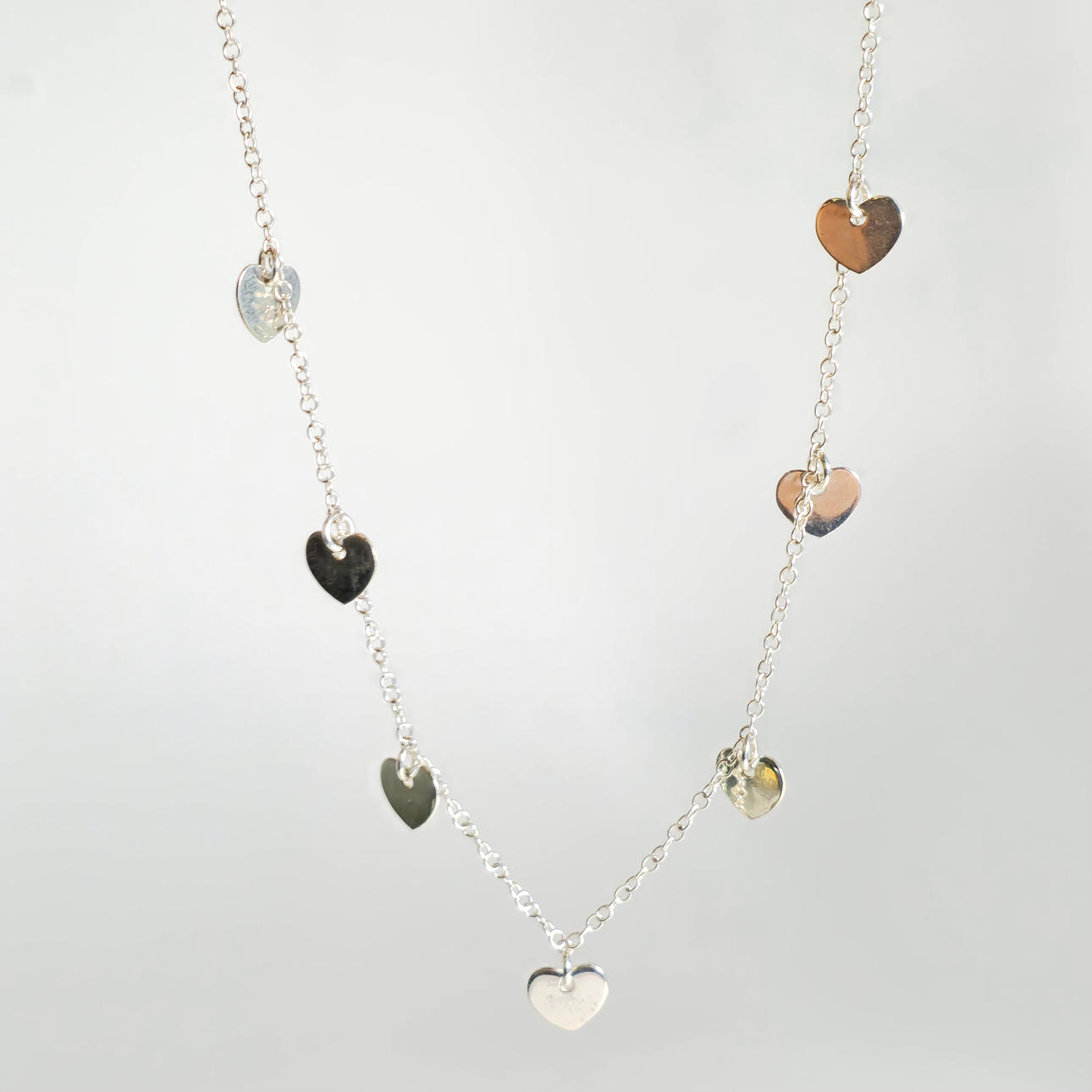 COLLAR EN PLATA CON CINCO COLGANTES EN FORMA DE CORAZON.