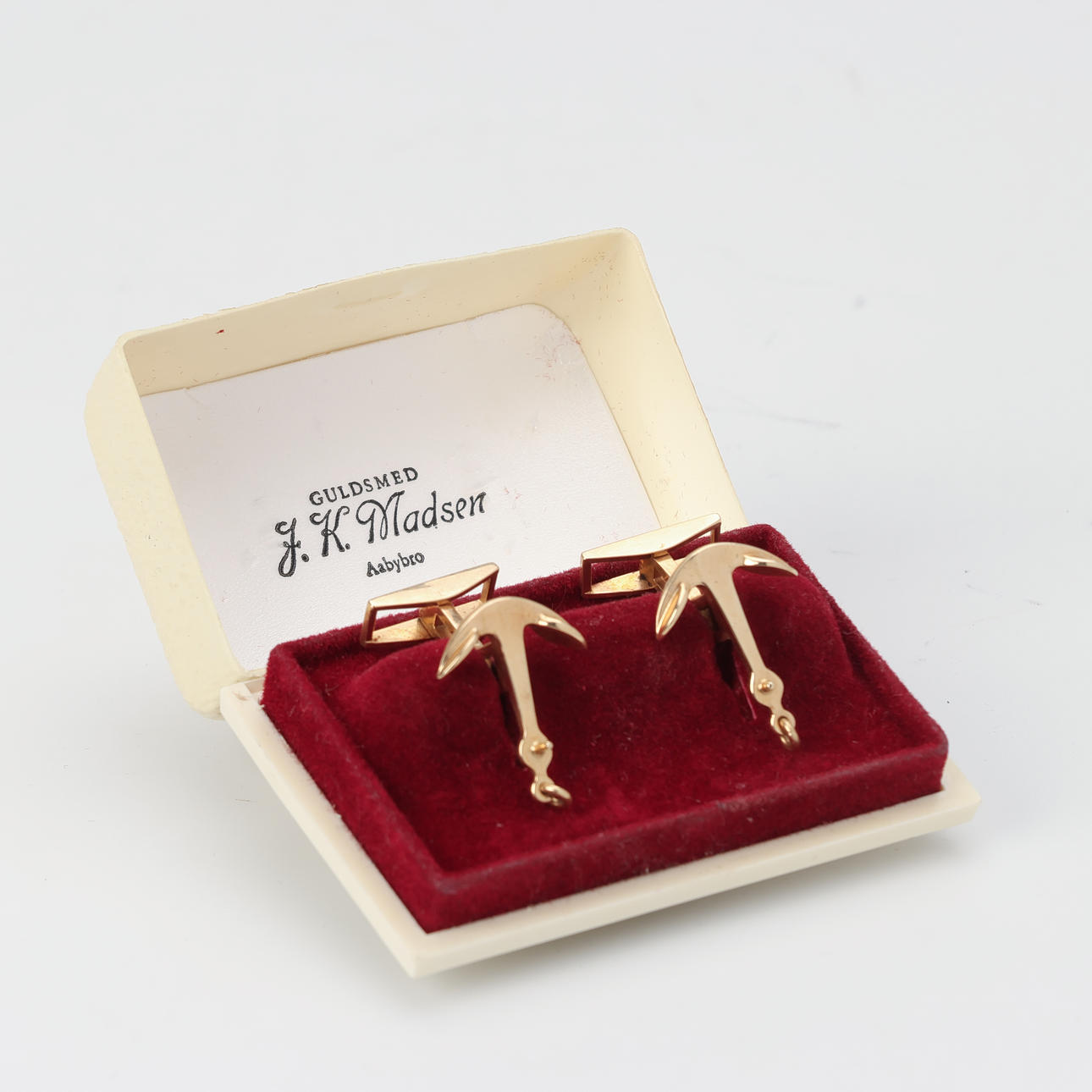 OLE LYNGGAARD ( 1936-). Pair of 14 kt gold anchor cufflinks