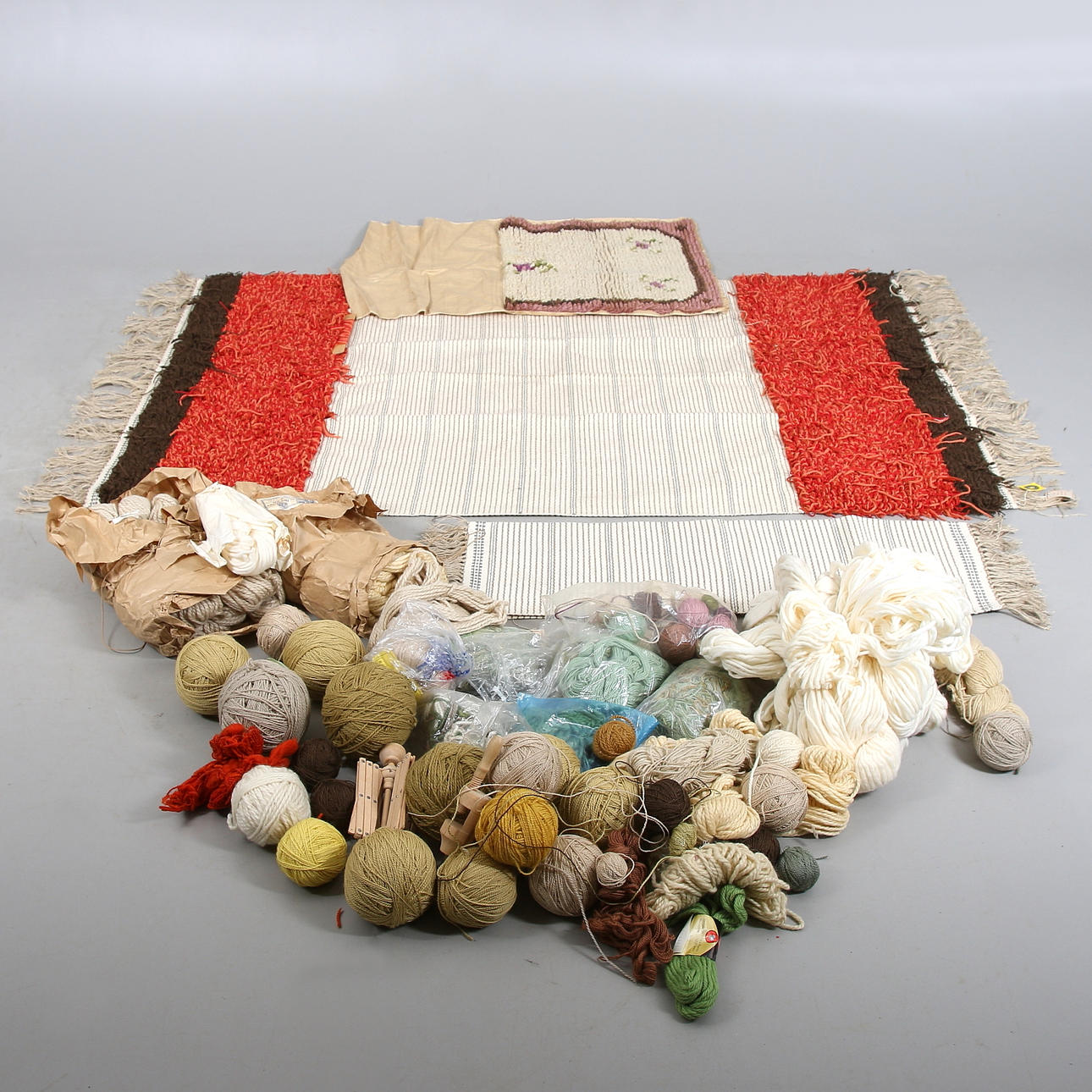 MATERIAL FÖR RYAMATTA, från sömmerskeateljé verksam på 1940-70-talet.