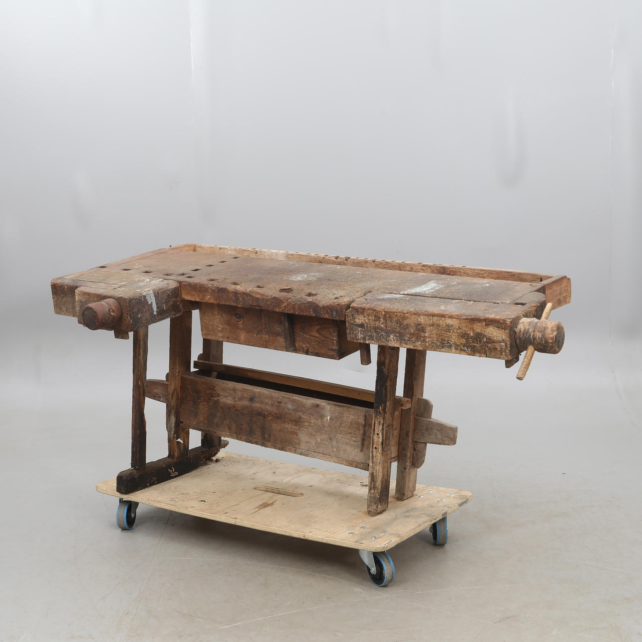 CARPENTER BENCH, double wooden wings.