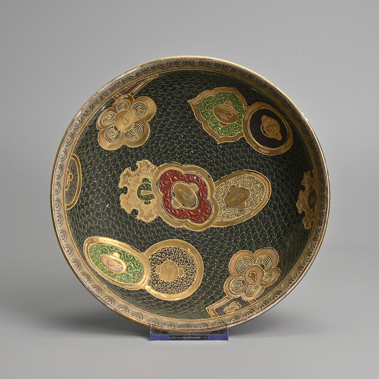 A JAPANESE PORCELAIN BOWL, PROBABLY SATSUMA WARE, 19/20TH CENTURY.