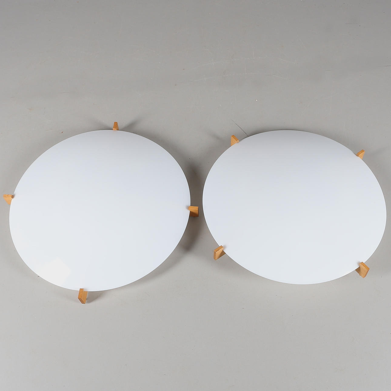 PLAFONDER, ett par, plast/trä, 1900-talets andra hälft.