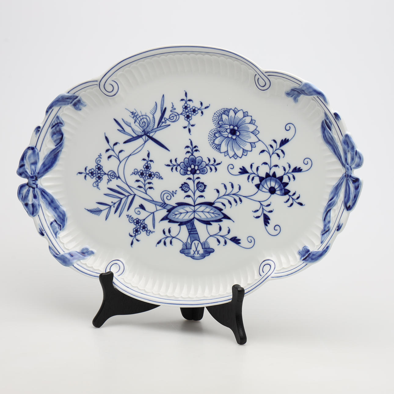 Serving dish, porcelain, onion pattern, Meissen.