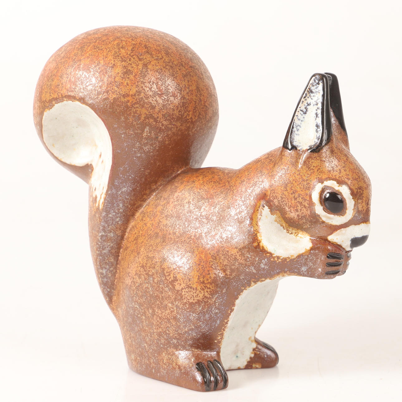 THOMAS HELLSTRÖM. Figurine, squirrel, stoneware, Nittsjö.