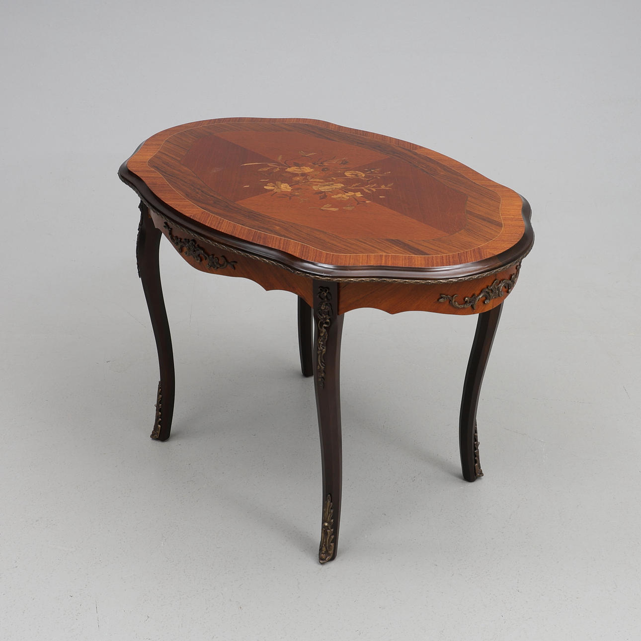 TABLE. Rococo style, 20th century, with intarsia.