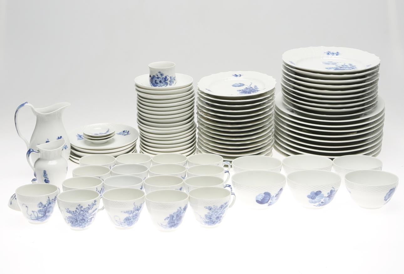 SERVISDELAR, 94 st, porslin, "Blå Blomst", Royal Copenhagen, Danmark.