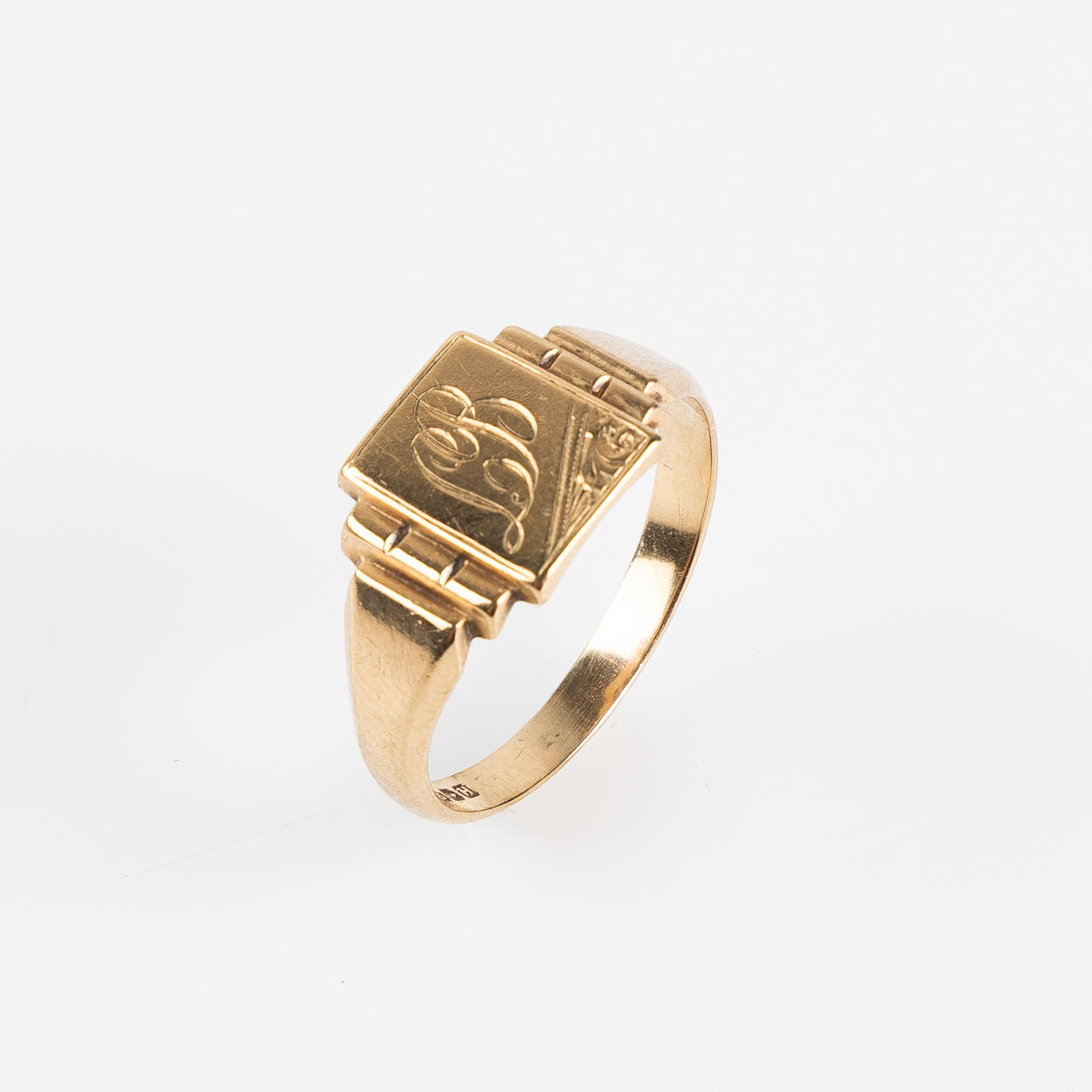 A 9K gold ring, Birmingham 1957.