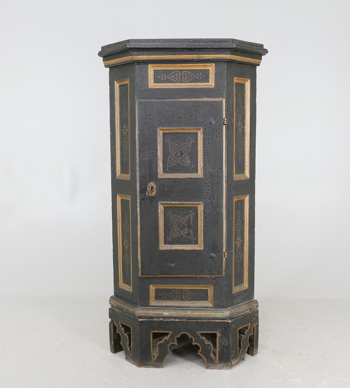 HÖRNSKÅP, "bröllopsskåp"daterat 1776/83.