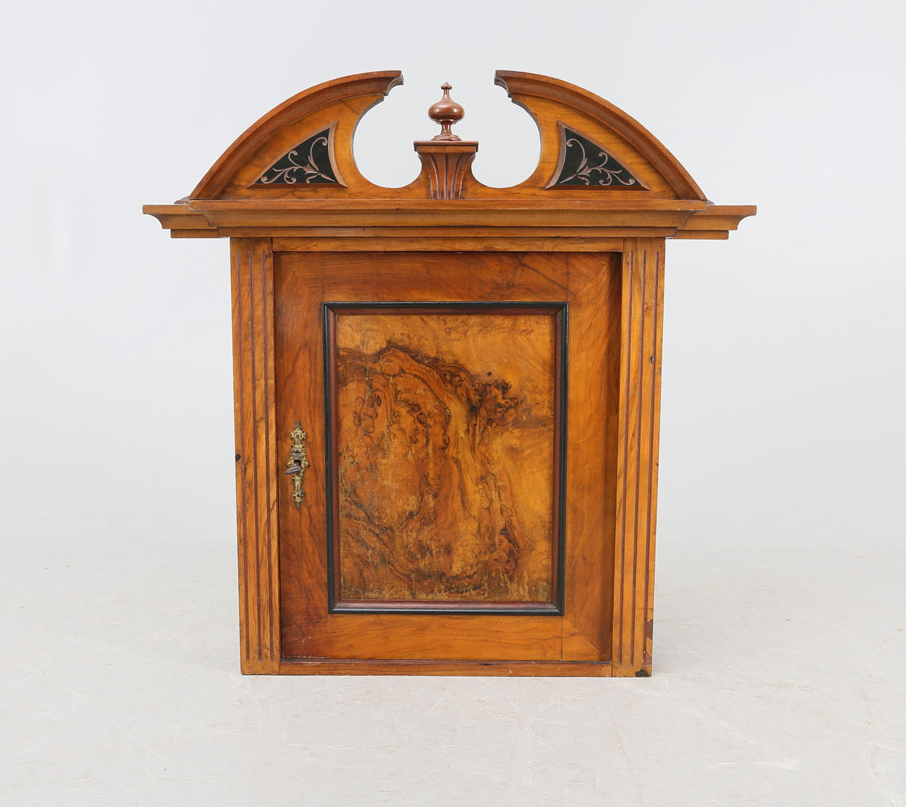 VÄGGSKÅP, valnöt, 1800-tal.