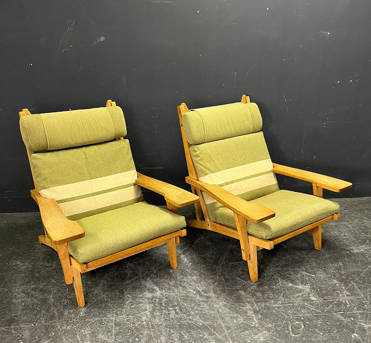 HANS J. WEGNER. TWO GETAMA ARMCHAIRS (2).