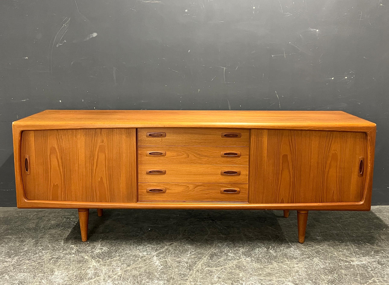H.P. HANSEN SIDEBOARD.