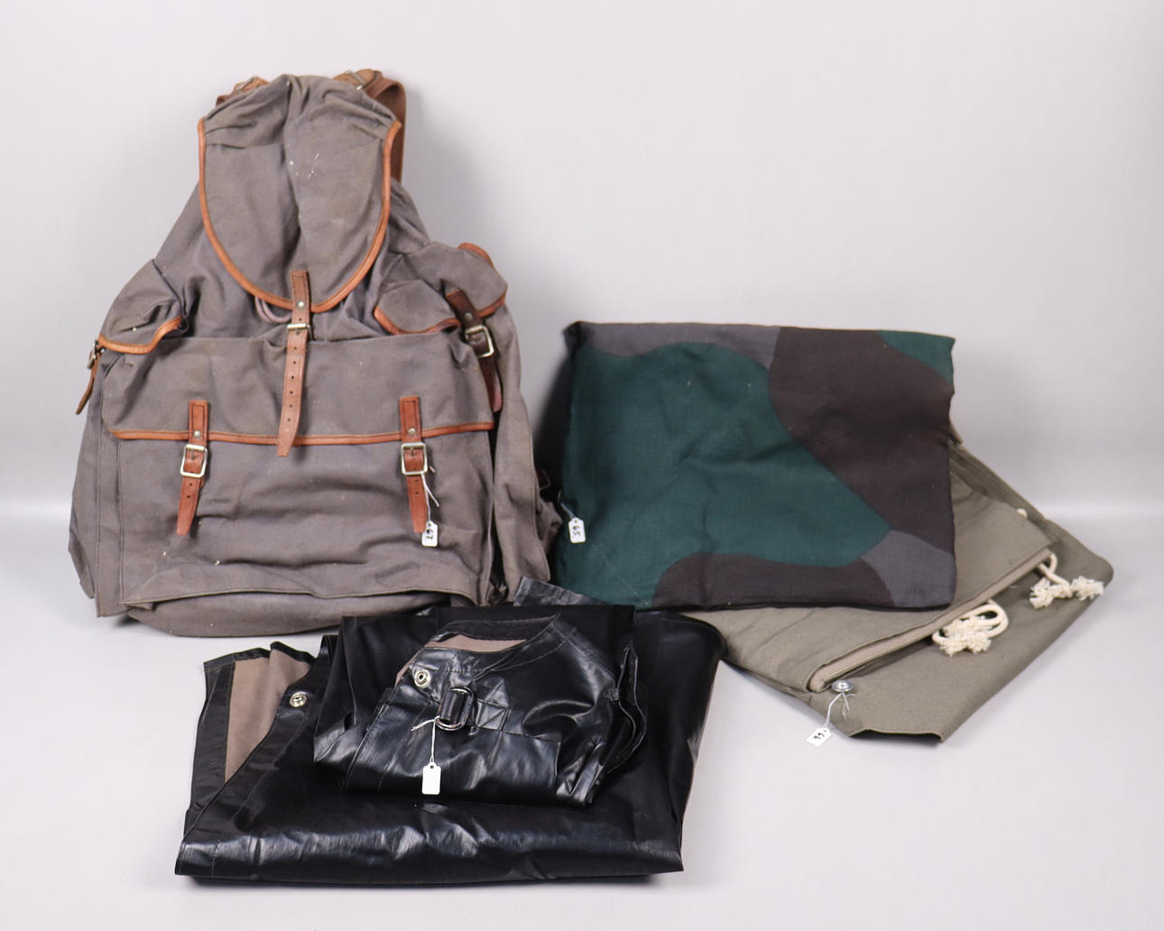 MISCELLANEOUS MILITARIA, 4 pieces.