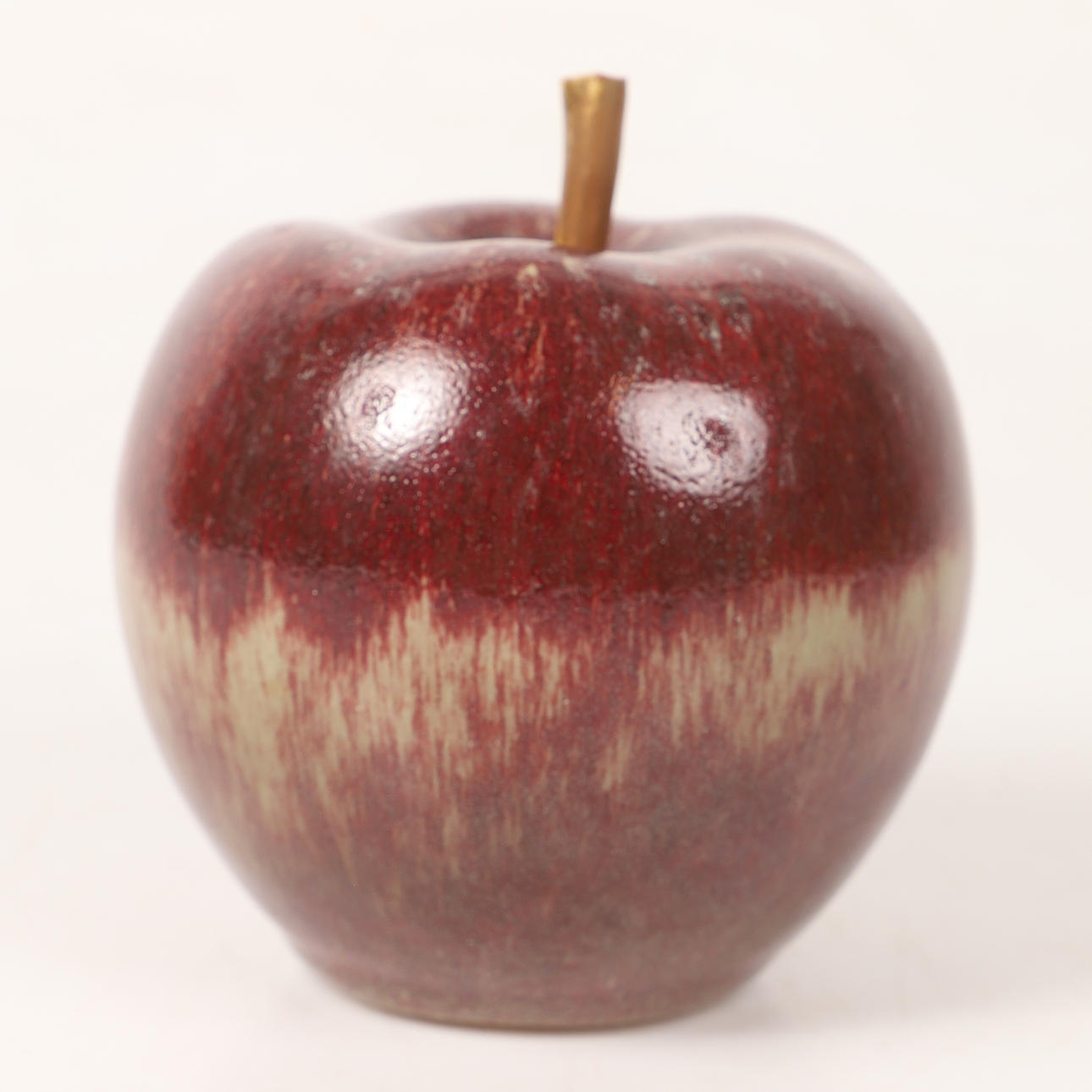 QUAY FOGELBERG. Sculpture, apple, ceramic, signed.
