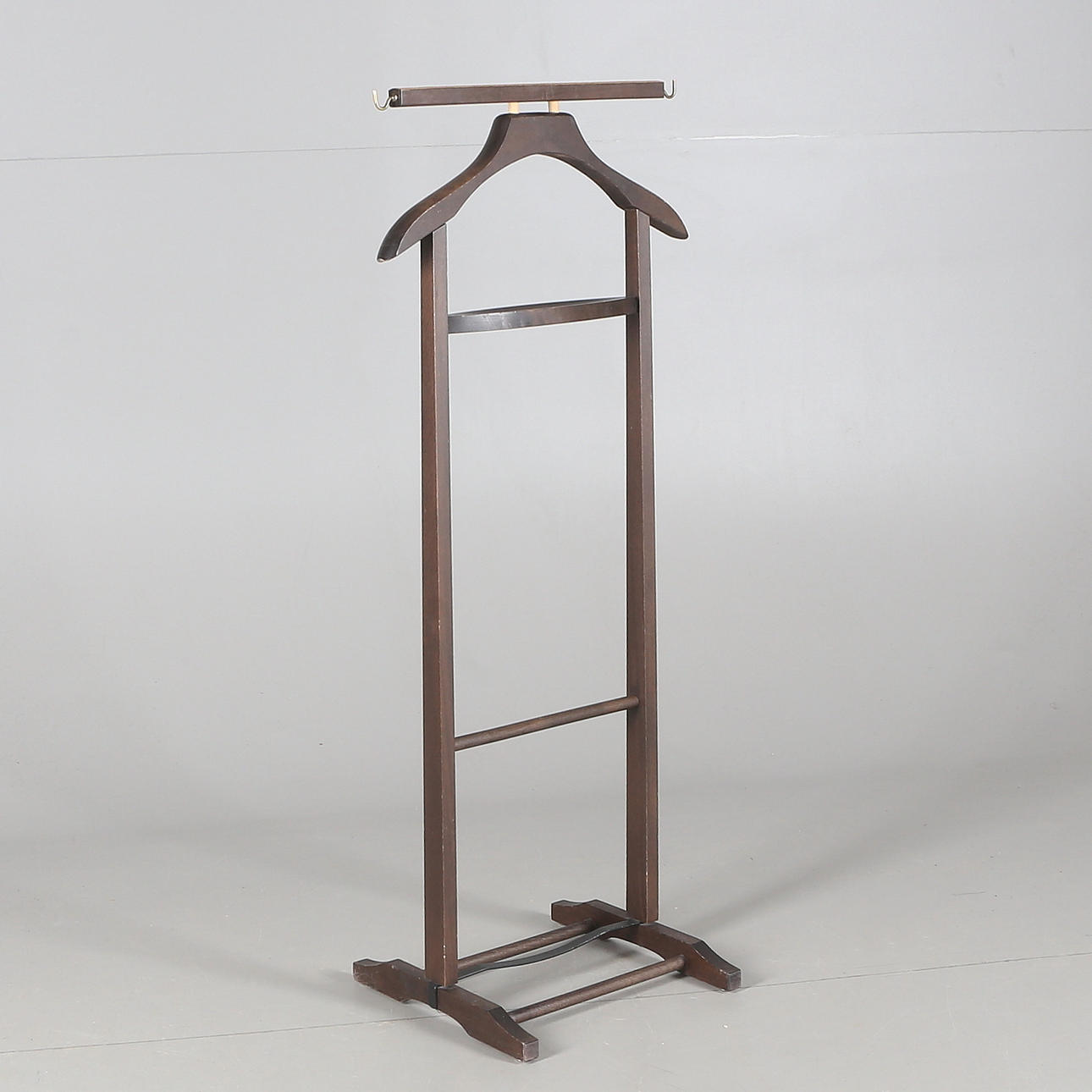 HERRBETJÄNT, mörkbonat trä, 1900-talets andra hälft.