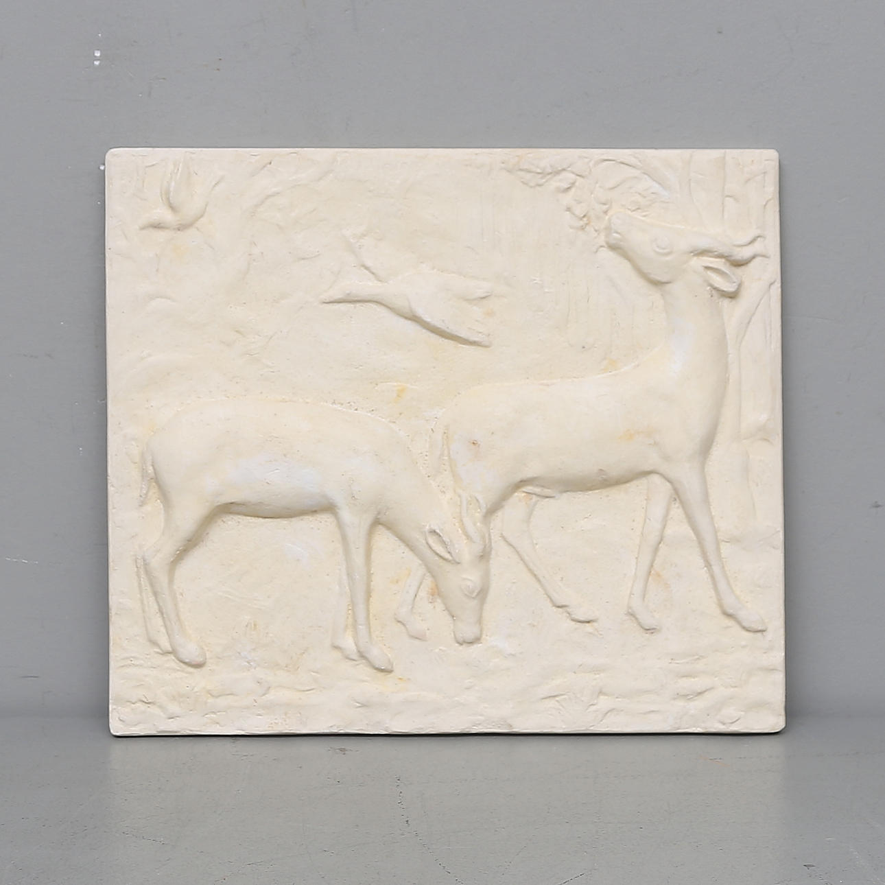 OIDENTIFIERAD KONSTNÄR. Väggrelief, gips, otydligt signerad.