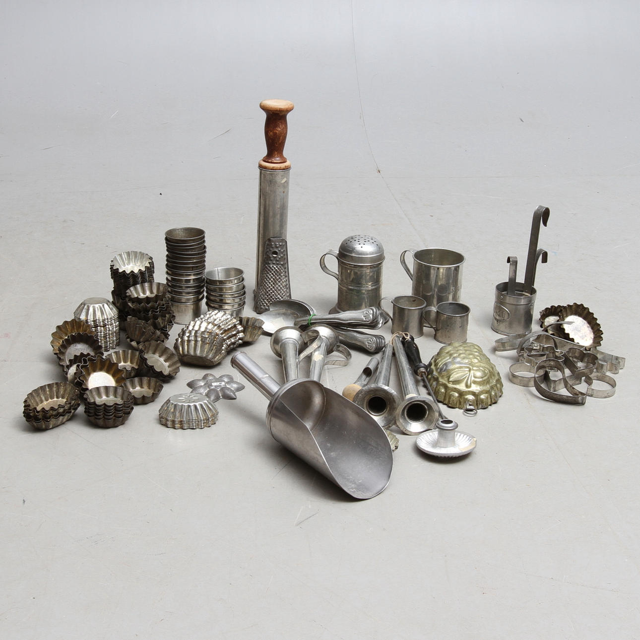 PARTI PLÅT, mest bakredskap, 18/1900-tal.