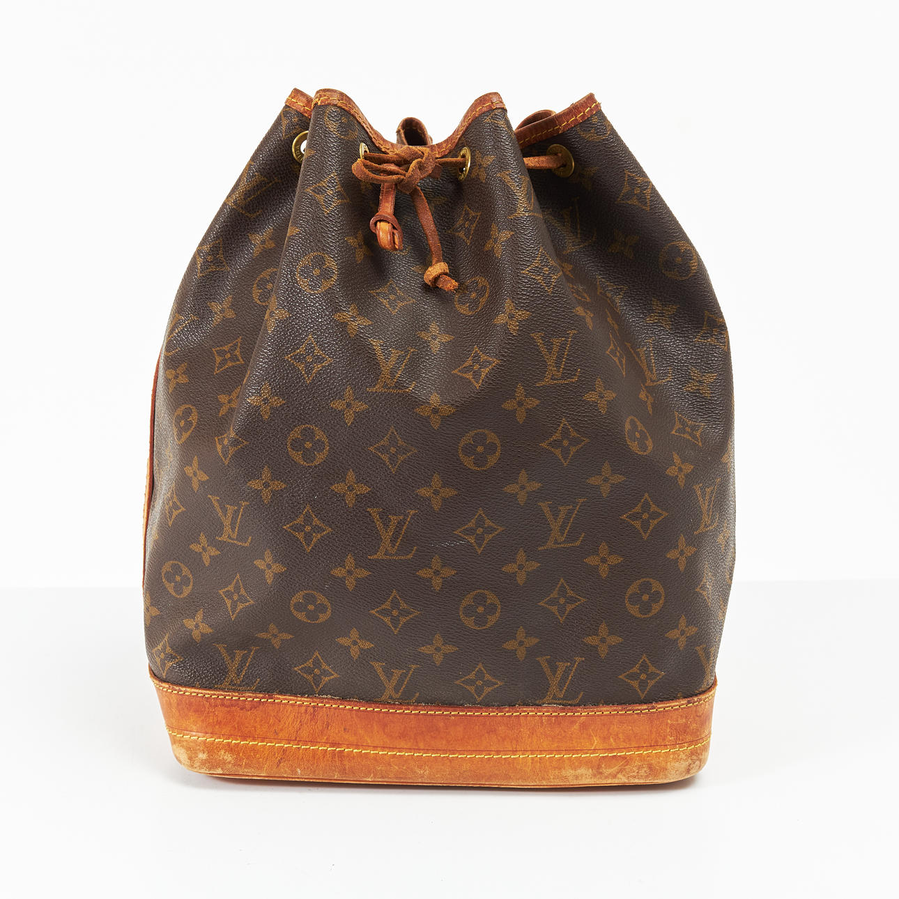 LOUIS VUITTON. “Noé”, shoulder strap bag, monogramcanvas, leather details, adjustable shoulder strap, yellow metal details.