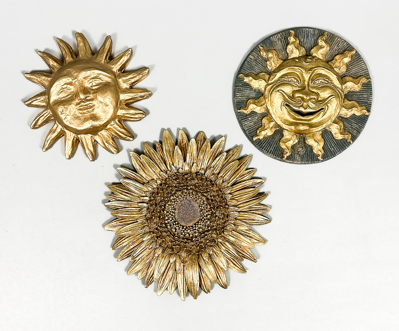 VÄGGPRYDNADER, 3 st, "SOL", olika material.