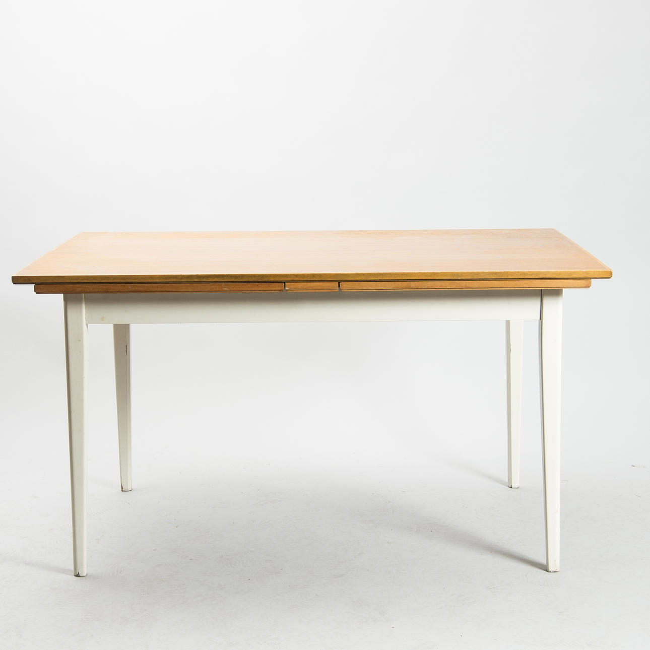 BORD, teak med vitmålat underrede, 1900-talets mitt.