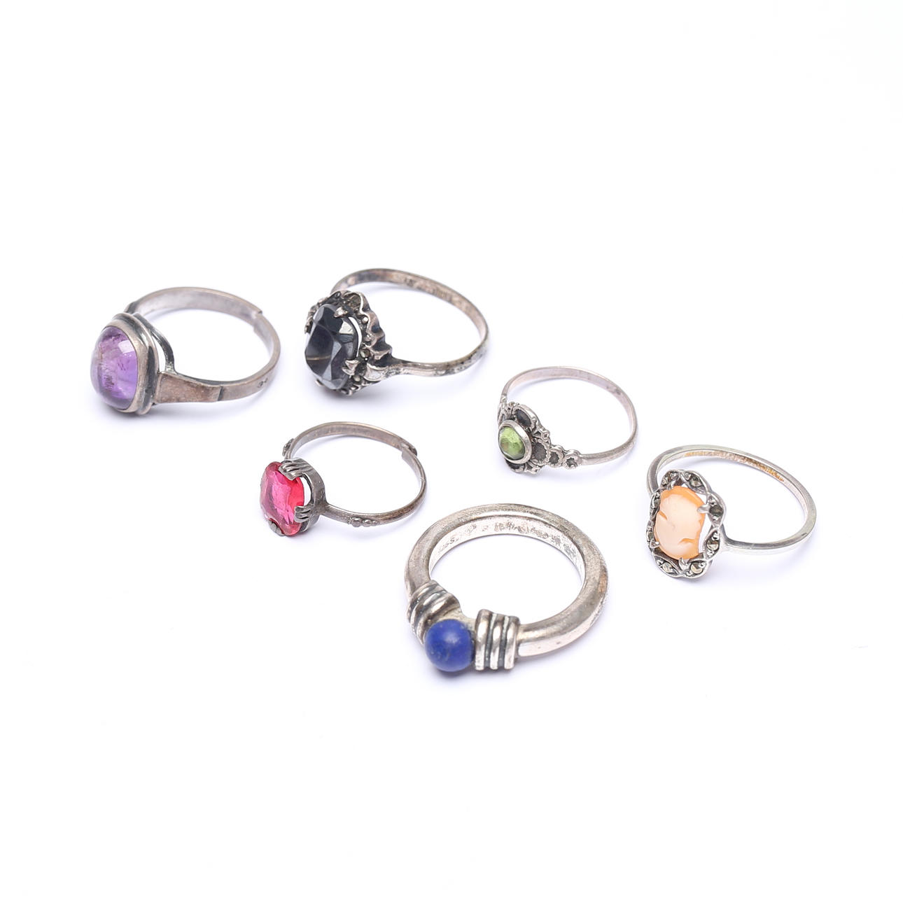 Ein Satz von 6 Silberringen mit Steinen und Camé.