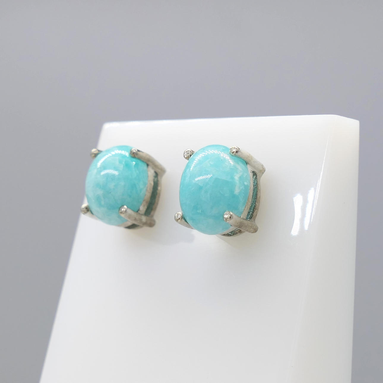 CABOCHON AMAZONITE ear studs.