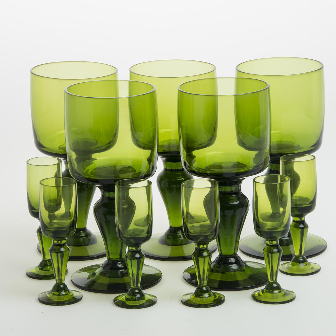 GLASSERVISDELAR, 11 delar, grönt glas.