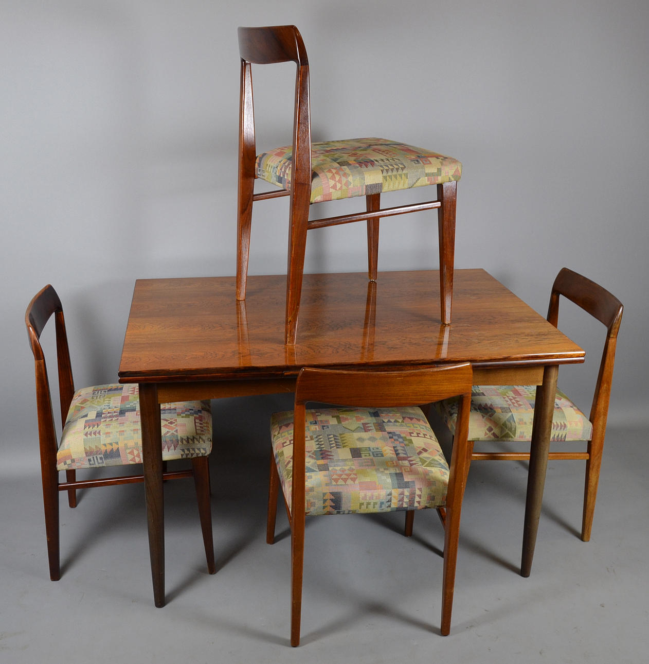 MATBORD MED 4 STOLAR.