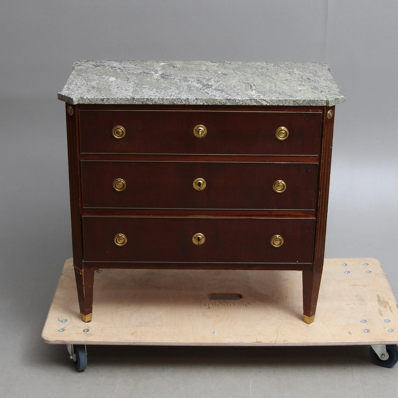 BYRÅ med stenskiva, sengustaviansk stil, 1900-tal.