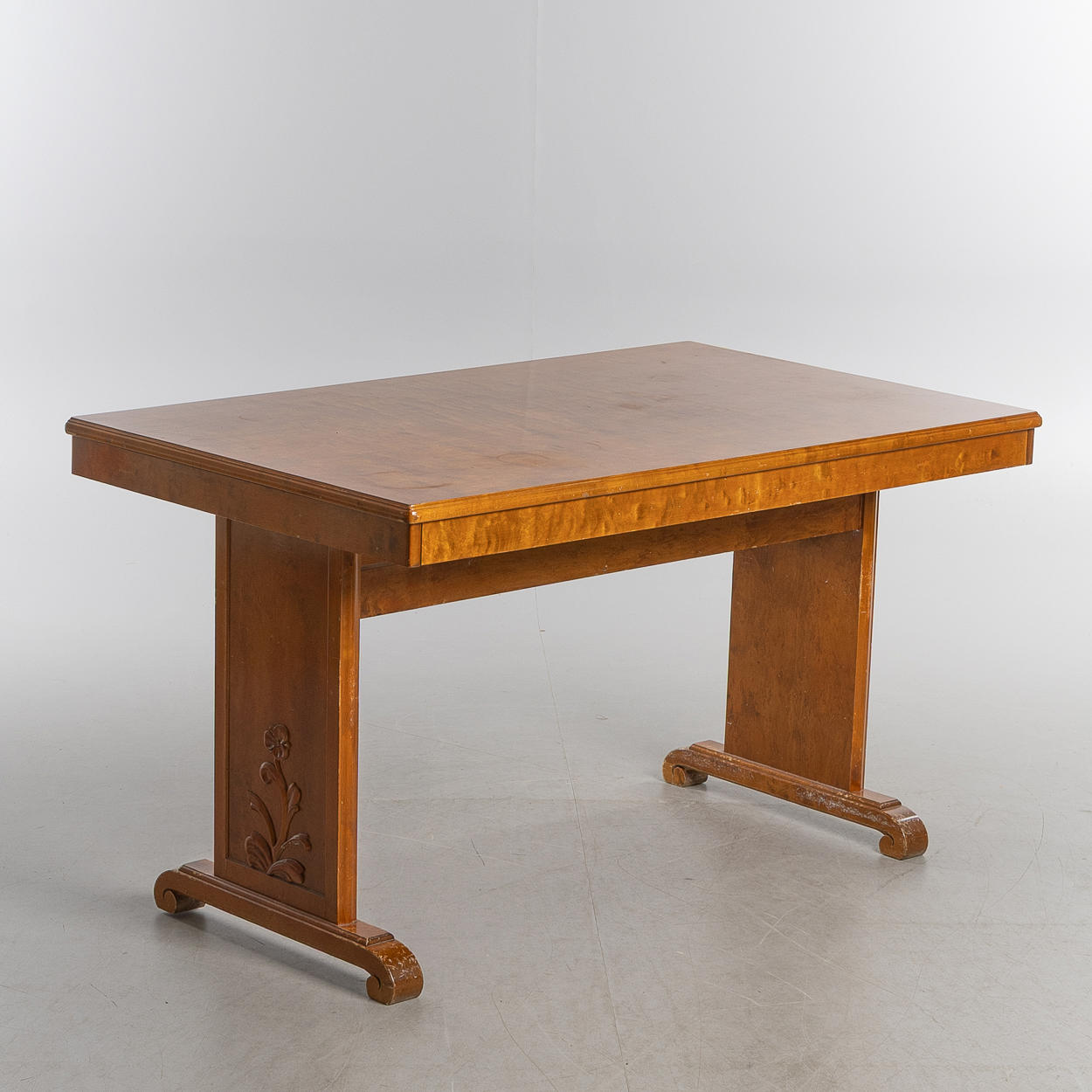 A BIRCH DINING TABLE, 2 inserts, first half of the 20th century.