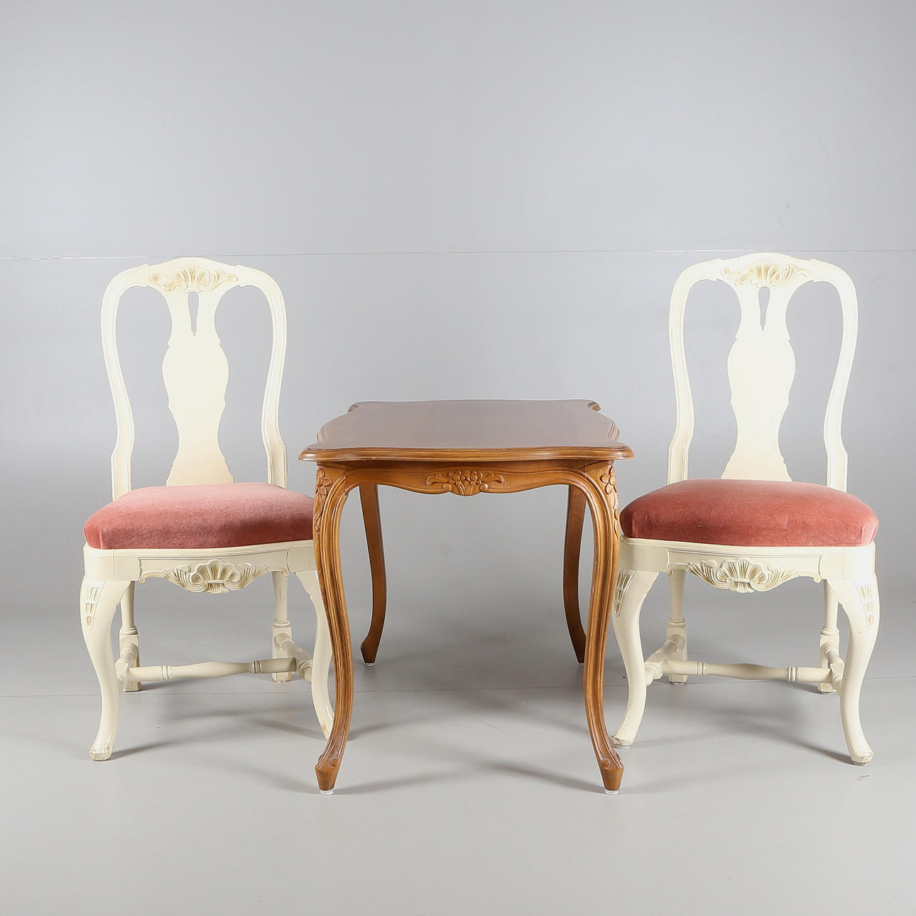 STOLAR, ett par, senbarockstil, samt BORD, nyrokoko-stil, 1900-tal.