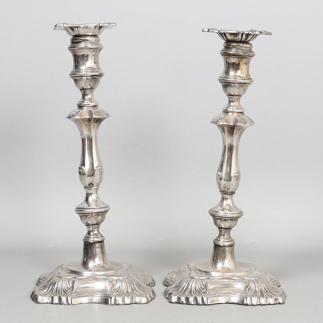 A PAIR OF EDWARD VII SILVER CANDLESTICKS.