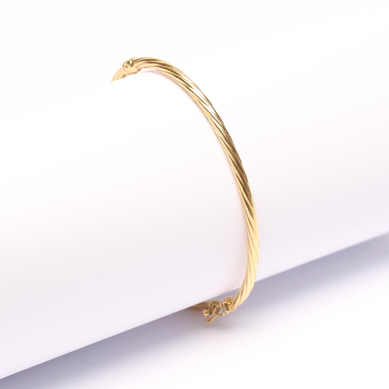 A bangle, 18k gold, weight approx. 4,5 grams.