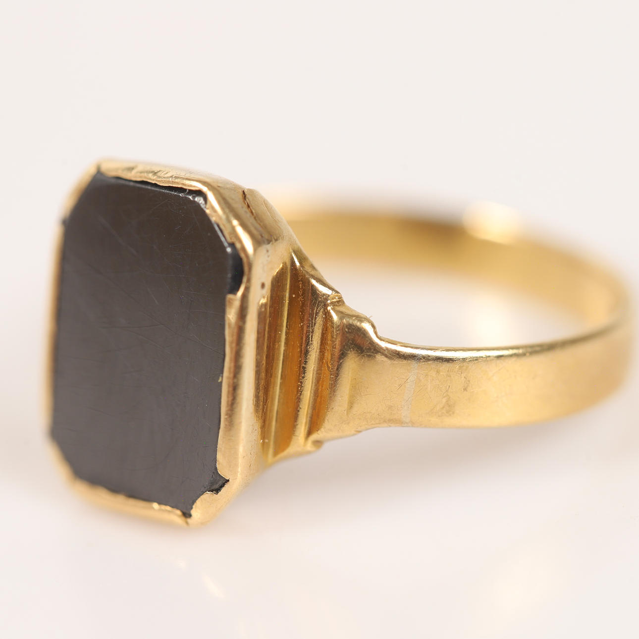 SIGNET RING, 18K gold with hematite.