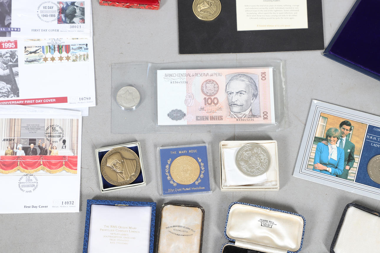 A LARGE COLLECTION OF SOUVENIR COINS, HISTORIC AND PRESENTATION MEDALS ...